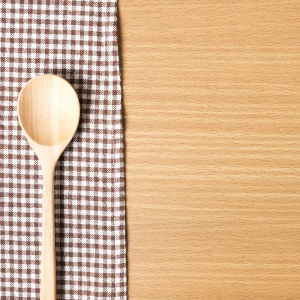 Tahta kaşık ve mutfak havlu