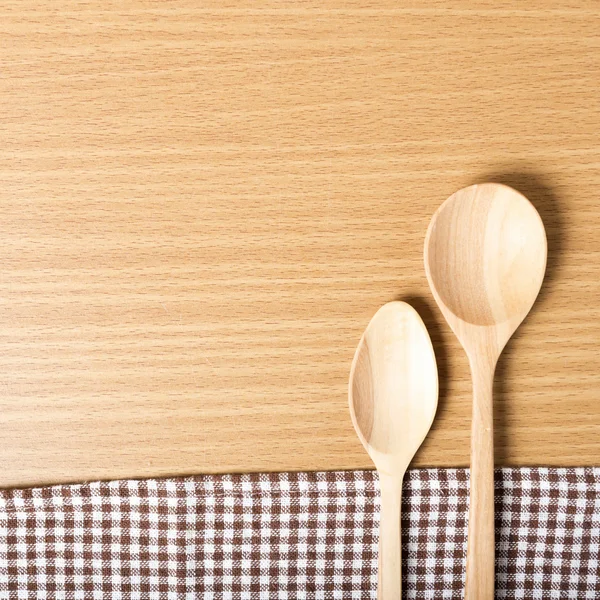 Tahta kaşık ve mutfak havlusu