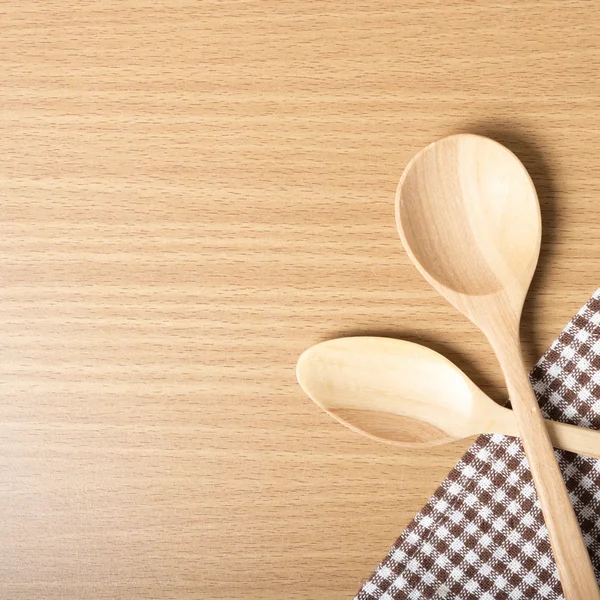 Cucharas de madera y toalla de cocina — Foto de Stock