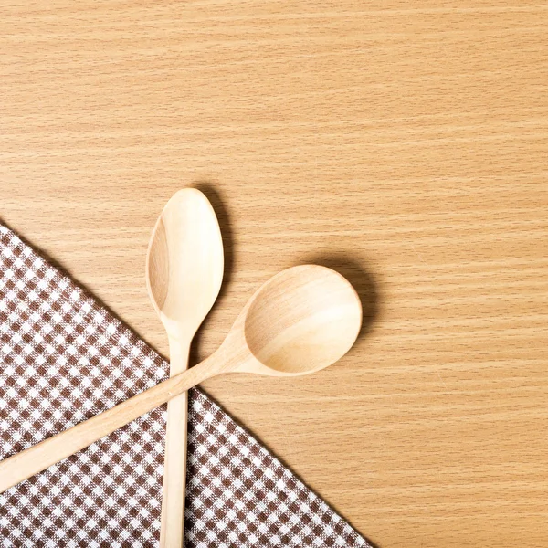 Tahta kaşık ve mutfak havlusu