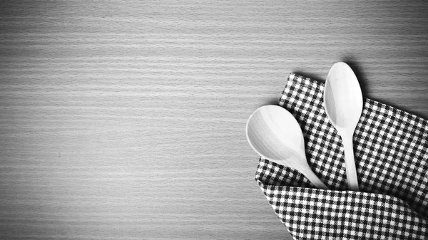 Tahta kaşık ve mutfak havlusu
