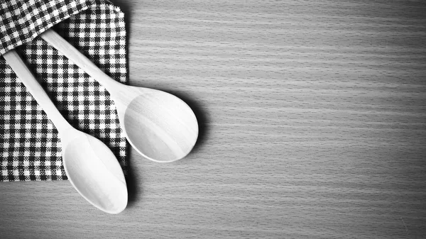 Tahta kaşık ve mutfak havlusu