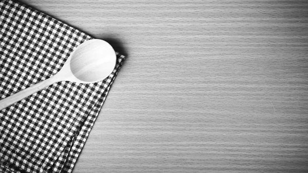 Tahta kaşık ve mutfak havlu