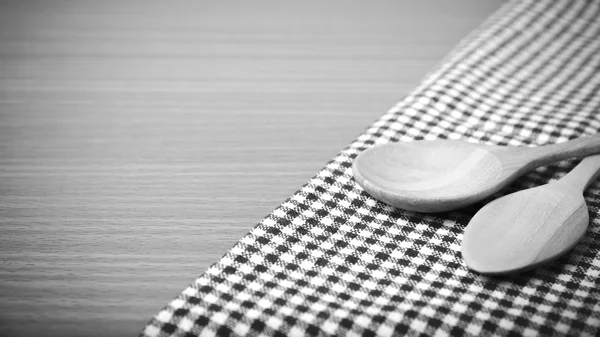 Деревянные ложки и кухонное полотенце — стоковое фото