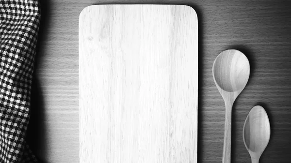 Kesme tahtası ve tahta kaşıklar