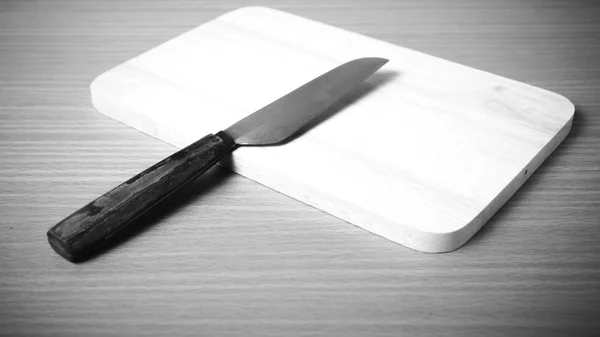 Нож и доска для резки — стоковое фото