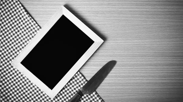 yazı tahtası ve bıçak masada