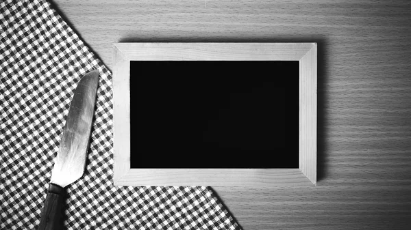 Quadro negro e faca na mesa — Fotografia de Stock