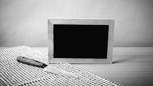 yazı tahtası ve bıçak masada