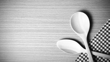 Tahta kaşık ve mutfak havlusu