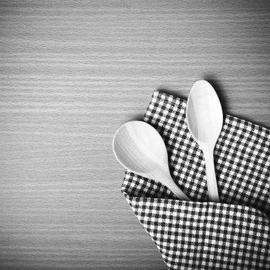 Tahta kaşık ve mutfak havlusu