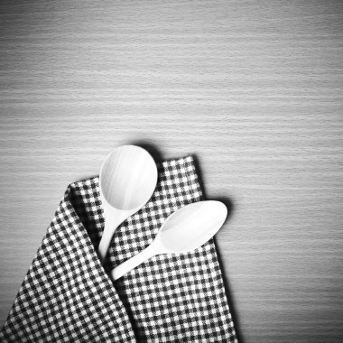 Tahta kaşık ve mutfak havlusu