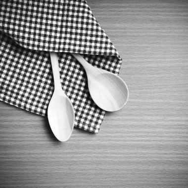 Tahta kaşık ve mutfak havlusu