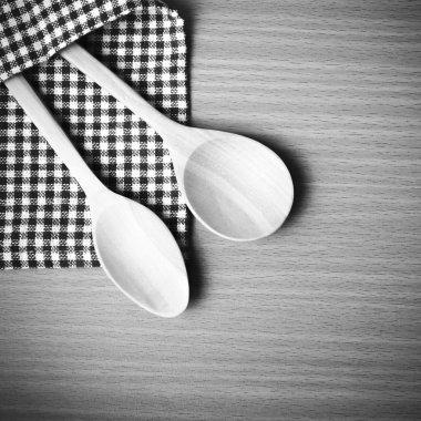 Tahta kaşık ve mutfak havlusu