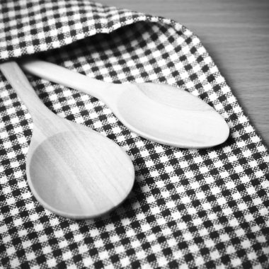 Tahta kaşık ve mutfak havlusu