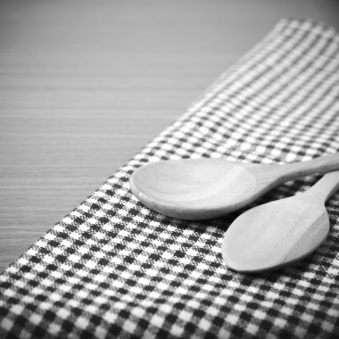 Tahta kaşık ve mutfak havlusu