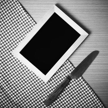 Yazı tahtası ve mutfak havlusu bıçakta