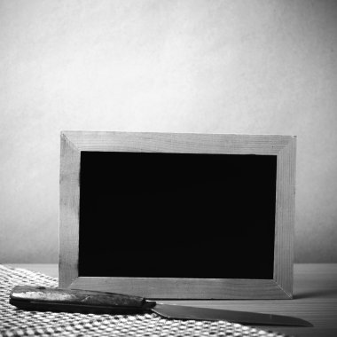 Yazı tahtası ve mutfak havlusu bıçakta