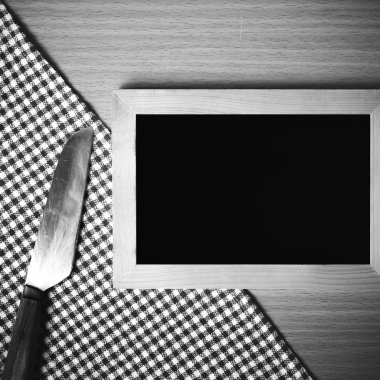 Yazı tahtası ve mutfak havlusu bıçakta