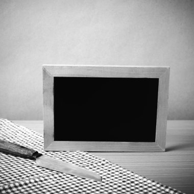 Yazı tahtası ve mutfak havlusu bıçakta