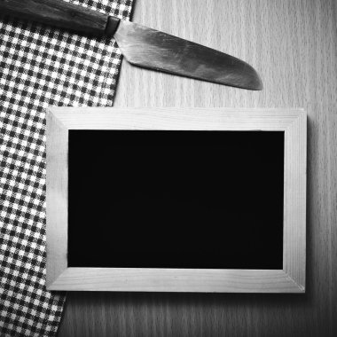 Yazı tahtası ve mutfak havlusu bıçakta