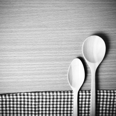 Tahta kaşık ve mutfak havlusu