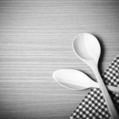 Tahta kaşık ve mutfak havlusu