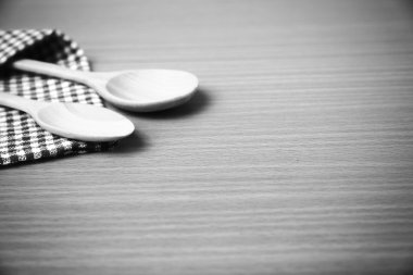 Tahta kaşık ve mutfak havlusu