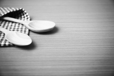 Tahta kaşık ve mutfak havlusu