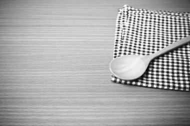 Tahta kaşık ve mutfak havlu