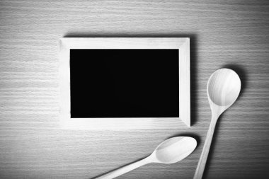 Yazı tahtası ve tahta kaşıklar