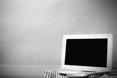 Yazı tahtası ve tahta kaşıklar