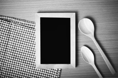 Yazı tahtası ve tahta kaşıklar