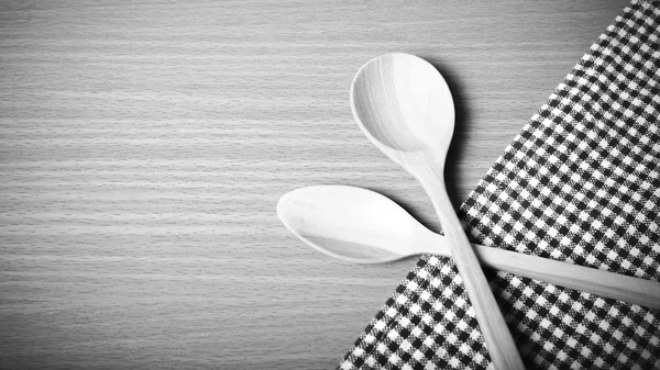 Tahta kaşık ve mutfak havlusu