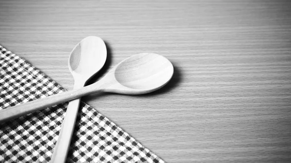 Tahta kaşık ve mutfak havlusu