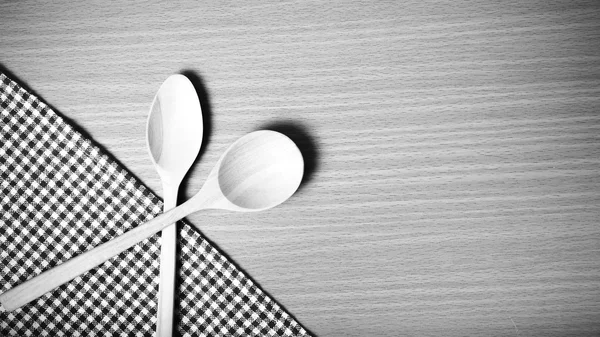 Tahta kaşık ve mutfak havlusu