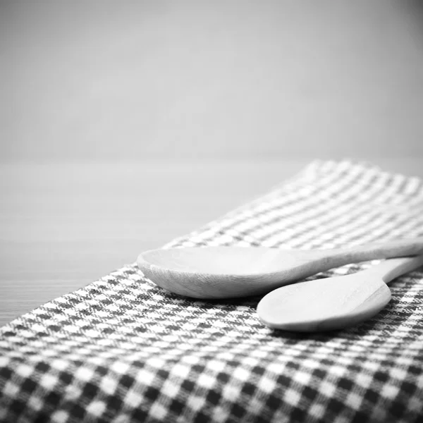 木制的勺子和厨房巾 — 图库照片