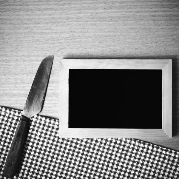 Yazı tahtası ve mutfak havlusu bıçakta