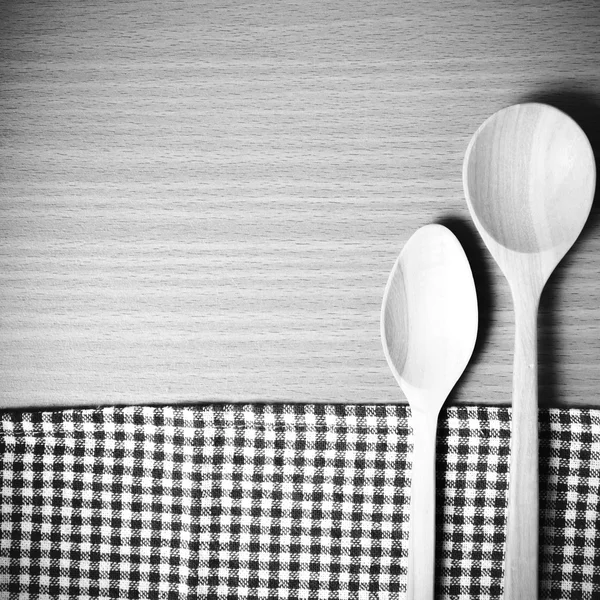 Cucharas de madera y toalla de cocina —  Fotos de Stock