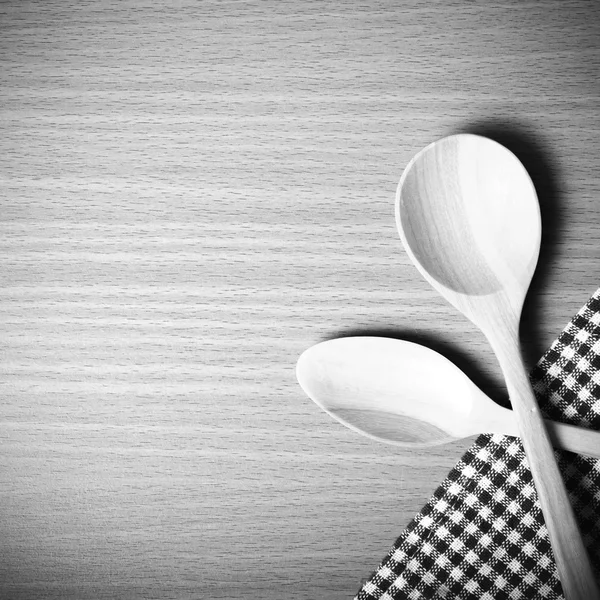 Tahta kaşık ve mutfak havlusu