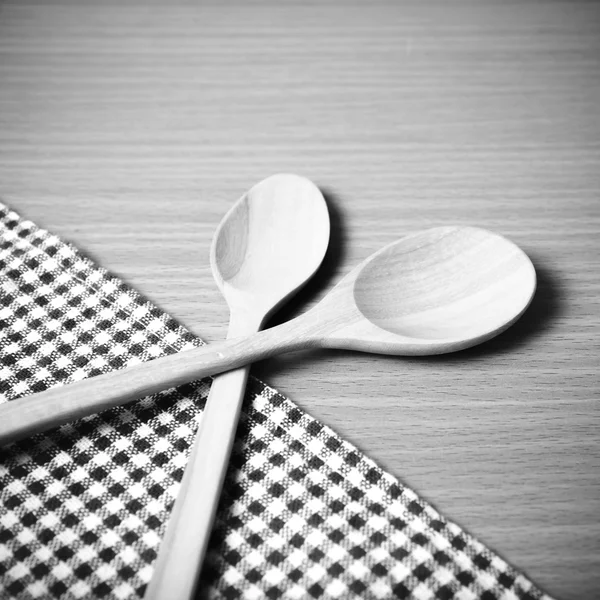 Tahta kaşık ve mutfak havlusu