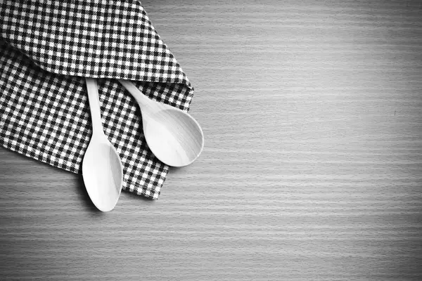 Tahta kaşık ve mutfak havlusu