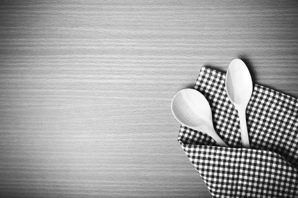 Tahta kaşık ve mutfak havlusu