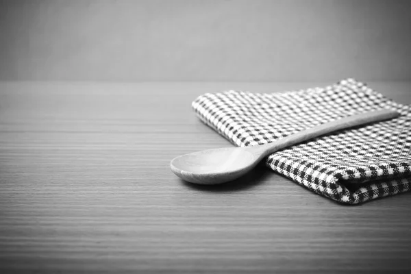 Trä sked och kök handduk — Stockfoto