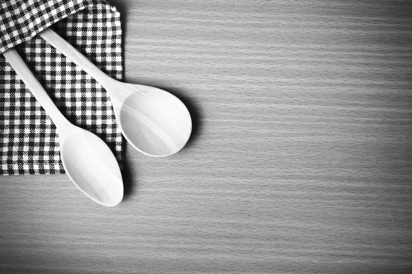Tahta kaşık ve mutfak havlusu