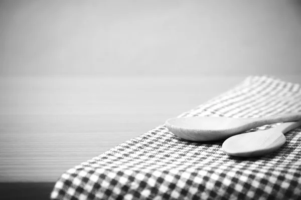 Деревянные ложки и кухонное полотенце — стоковое фото