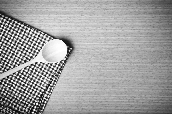 Tahta kaşık ve mutfak havlu