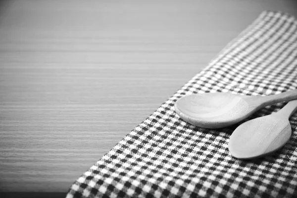 Tahta kaşık ve mutfak havlusu