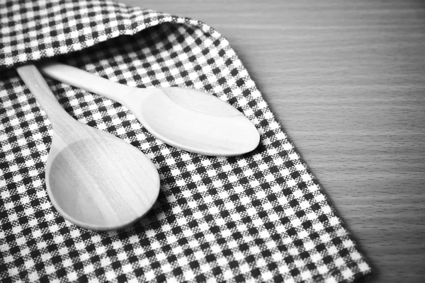 Tahta kaşık ve mutfak havlusu