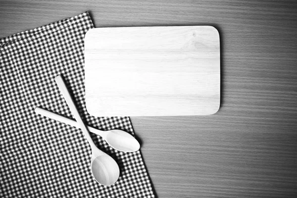 Kesme tahtası ve tahta kaşıklar